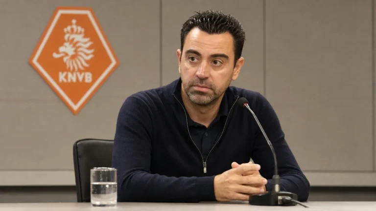 Xavi Hernández tijdens een formeel mediamoment in een KNVB-omgeving.