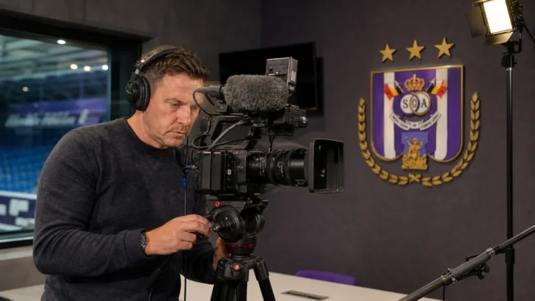Een cameraman van de clubmedia filmt in een mediaruimte van RSC Anderlecht.