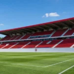 Leeg zicht op het veld van de Bosuil met een discreet Royal Antwerp FC-clubanker.