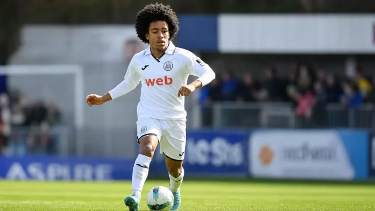 Joshua Nga Kana in een wit Anderlecht-tenue tijdens een voetbalmoment op het veld.