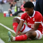 Daniel Mejia in het rode Antwerp-shirt zit na een enkelincident aan de zijlijn.