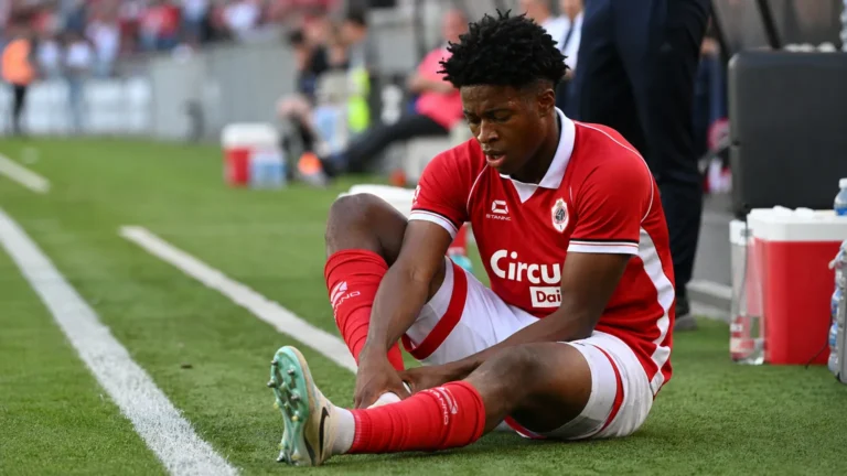 Daniel Mejia in het rode Antwerp-shirt zit na een enkelincident aan de zijlijn.