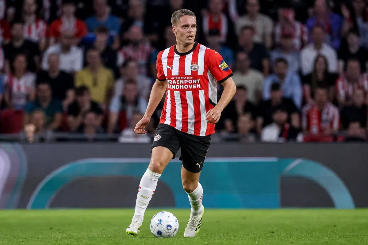 Joey Veerman in een rood-wit gestreept shirt tijdens een wedstrijd op het veld.