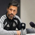 Vitor Bruno spreekt tijdens een persmoment van RSC Anderlecht.