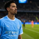 Tijjani Reijnders in een lichtblauw wedstrijdshirt aan de rand van het veld.