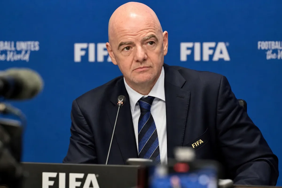 Gianni Infantino tijdens een persmoment in een FIFA-persruimte.