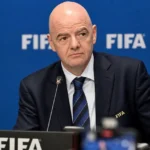 Gianni Infantino tijdens een persmoment in een FIFA-persruimte.