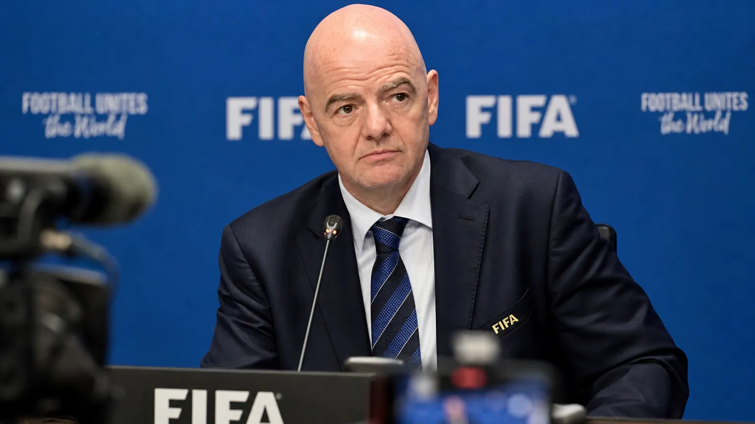 Gianni Infantino tijdens een persmoment in een FIFA-persruimte.