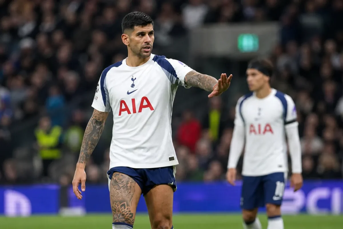 Cristian Romero in het witte tenue van Tottenham Hotspur op het voetbalveld.