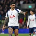 Cristian Romero in het witte tenue van Tottenham Hotspur op het voetbalveld.