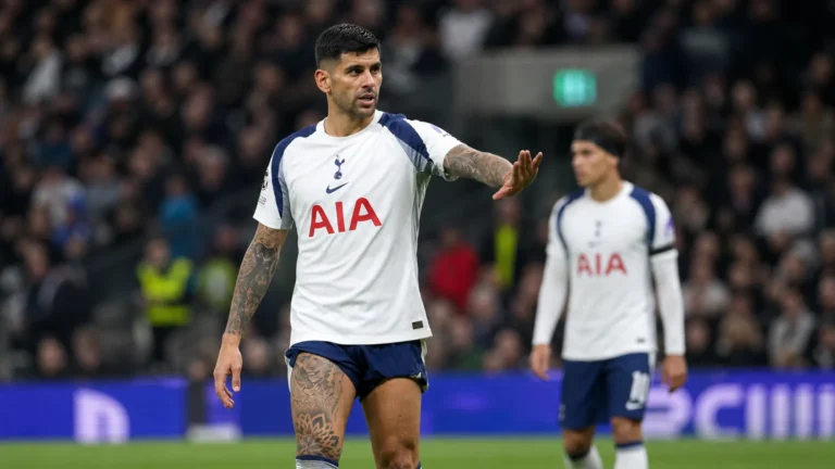 Cristian Romero in het witte tenue van Tottenham Hotspur op het voetbalveld.