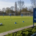 Voorbereid trainingsveld van de jeugdopleiding van KAA Gent met een discreet clubanker.