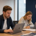Communicatiemedewerkers aan het werk in een kantoorruimte van Manchester City.
