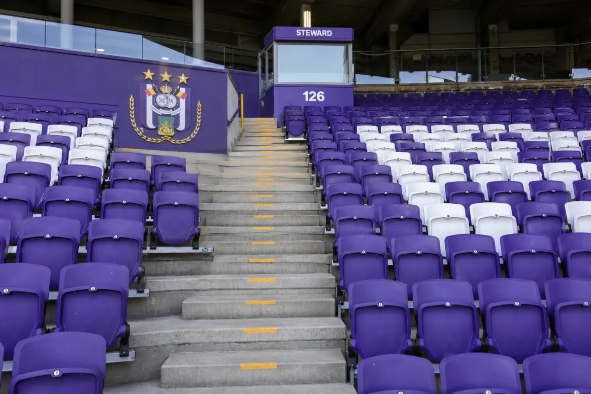 Vrije trap op een tribune van RSC Anderlecht voor een Europese thuiswedstrijd.
