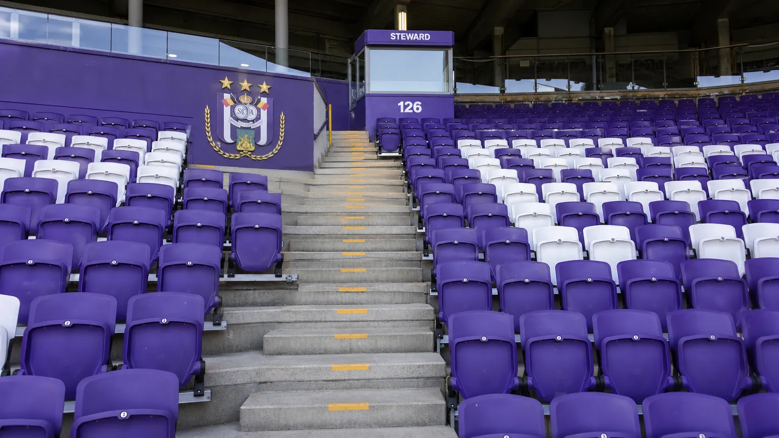 Vrije trap op een tribune van RSC Anderlecht voor een Europese thuiswedstrijd.