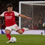 Christos Tzolis neemt een strafschop voor Arsenal in het Emirates Stadium.