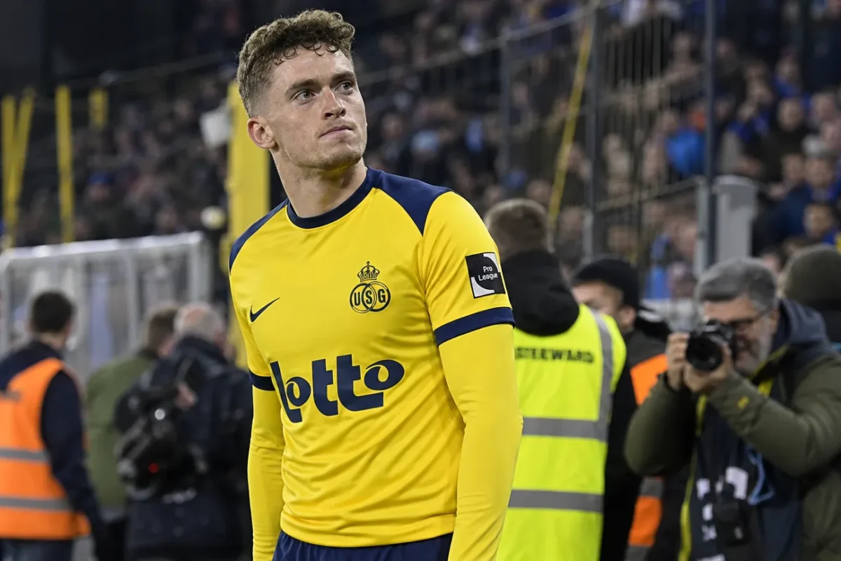 Een Union SG-doelman in de zone naast de tribune na een wedstrijd.