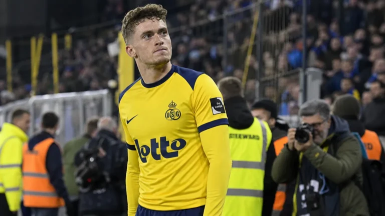 Een Union SG-doelman in de zone naast de tribune na een wedstrijd.