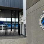 De ingang van het Jan Breydelstadion met een discreet Club Brugge-clubanker.