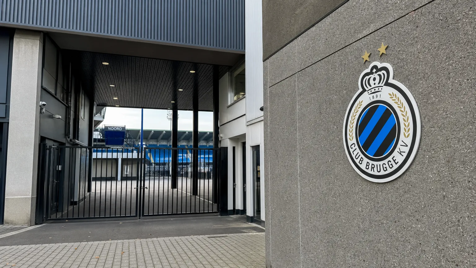 De ingang van het Jan Breydelstadion met een discreet Club Brugge-clubanker.