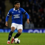 Jayden Meghoma in blauw wedstrijdtenue tijdens een voetbalactie op het veld.