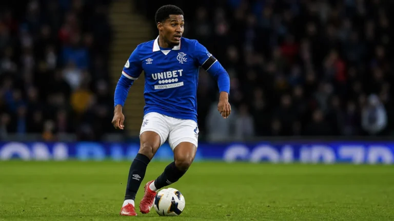 Jayden Meghoma in blauw wedstrijdtenue tijdens een voetbalactie op het veld.