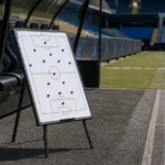 De lege dug-out van Club Brugge naast het veld in het Jan Breydelstadion.