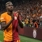 Victor Osimhen in het tenue van Galatasaray op het veld.