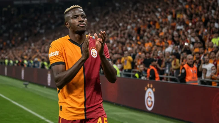 Victor Osimhen in het tenue van Galatasaray op het veld.