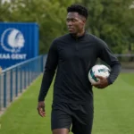 Abdul Aziz Ouedraogo in neutrale sportkleding tijdens een groepsmoment bij Jong KAA Gent.