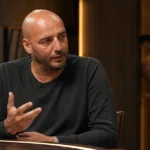 Stijn Stijnen spreekt in een studiogesprek over voetbal.
