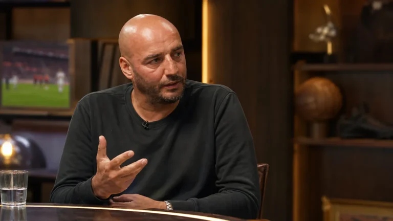 Stijn Stijnen spreekt in een studiogesprek over voetbal.