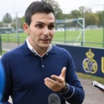 Philippe Bormans spreekt met journalisten langs het trainingsveld van Union.
