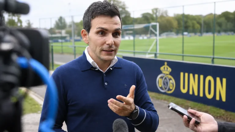 Philippe Bormans spreekt met journalisten langs het trainingsveld van Union.