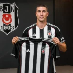 Dusan Vlahovic poseert tijdens zijn officiële voorstelling bij Besiktas.