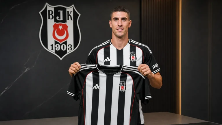 Dusan Vlahovic poseert tijdens zijn officiële voorstelling bij Besiktas.