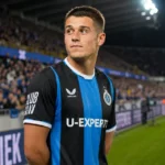 Nicolò Tresoldi in het blauw-zwarte shirt van Club Brugge aan de rand van het veld.