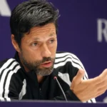 Vitor Bruno spreekt op een persconferentie na een Europese wedstrijd.