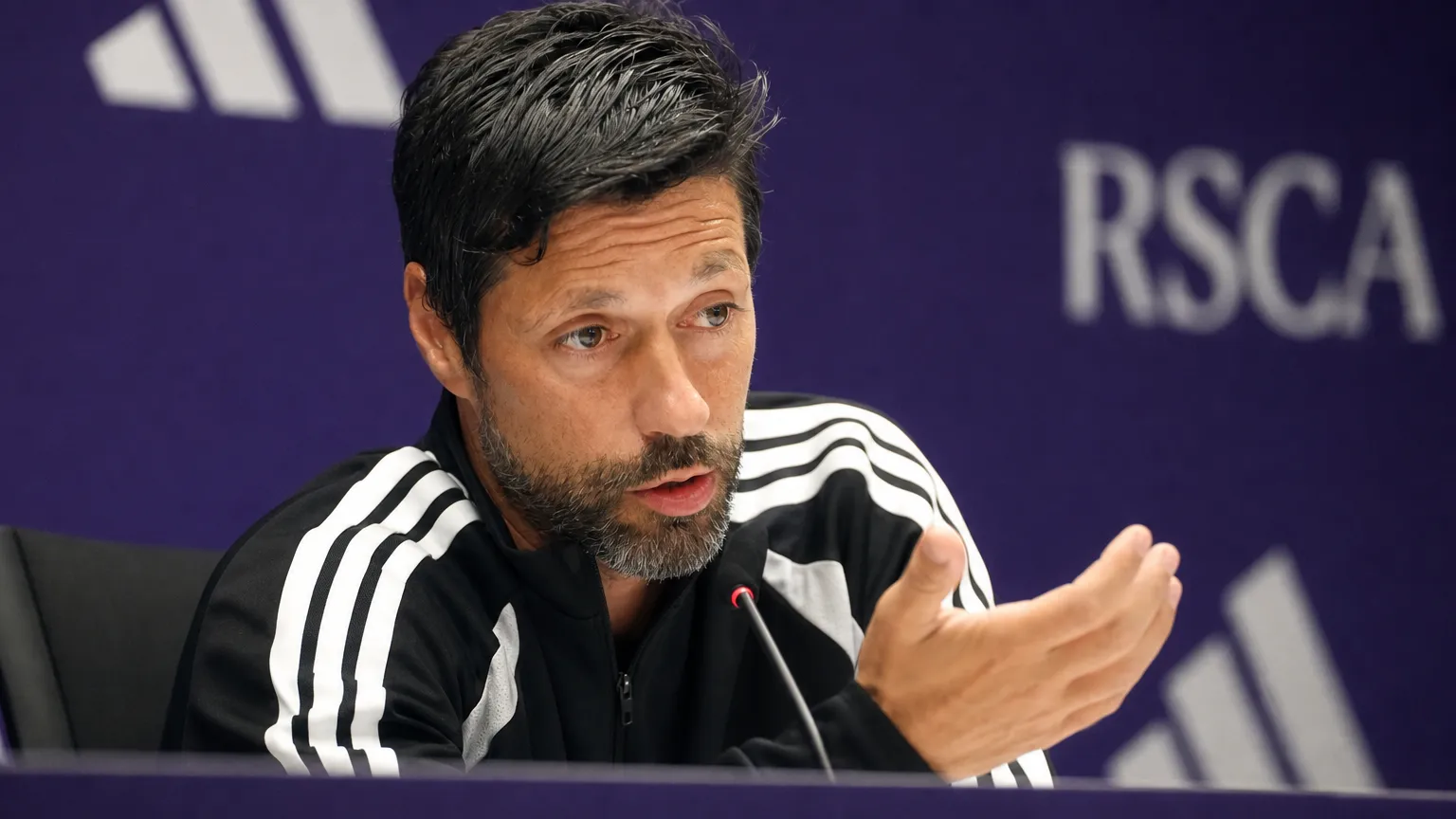 Vitor Bruno spreekt op een persconferentie na een Europese wedstrijd.