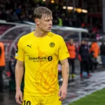 Villads Nielsen in geel wedstrijdtenue van Bodø/Glimt aan de zijlijn.