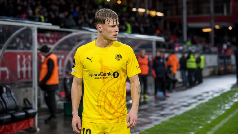 Villads Nielsen in geel wedstrijdtenue van Bodø/Glimt aan de zijlijn.
