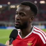 Dodi Lukebakio spreekt na de wedstrijd in een rode Benfica-shirt met een journalist.