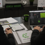 Anonieme medewerkers bekijken scoutingrapporten in een kantoor van Cercle Brugge.