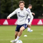 Mika Godts in het shirt van Ajax tijdens een voetbalmoment
