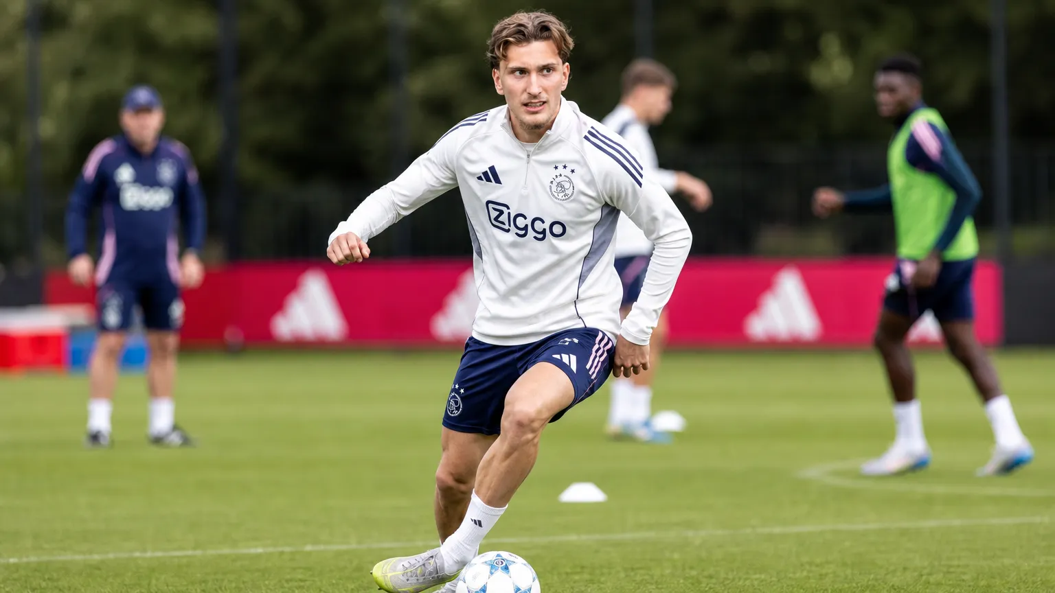 Mika Godts in het shirt van Ajax tijdens een voetbalmoment