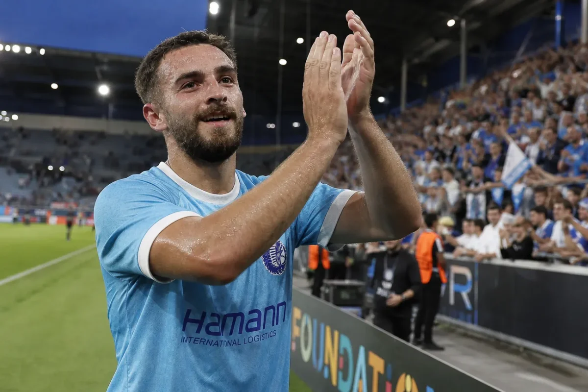 Matties Volckaert van KAA Gent applaudisseert na een Europese wedstrijd.