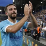 Matties Volckaert van KAA Gent applaudisseert na een Europese wedstrijd.