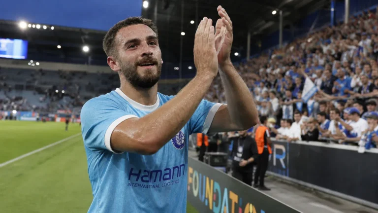 Matties Volckaert van KAA Gent applaudisseert na een Europese wedstrijd.
