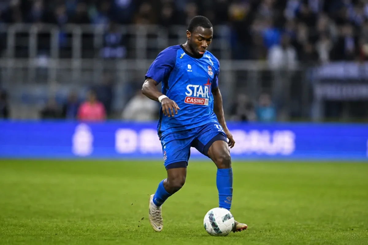 Mohamed Berte in blauw wedstrijdshirt tijdens een actie met de bal op het veld.