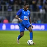 Mohamed Berte in blauw wedstrijdshirt tijdens een actie met de bal op het veld.